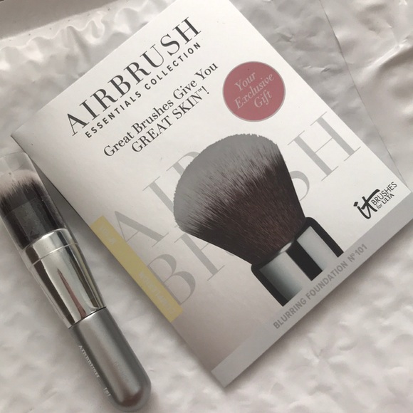 it cosmetics Other - Mini foundation brush